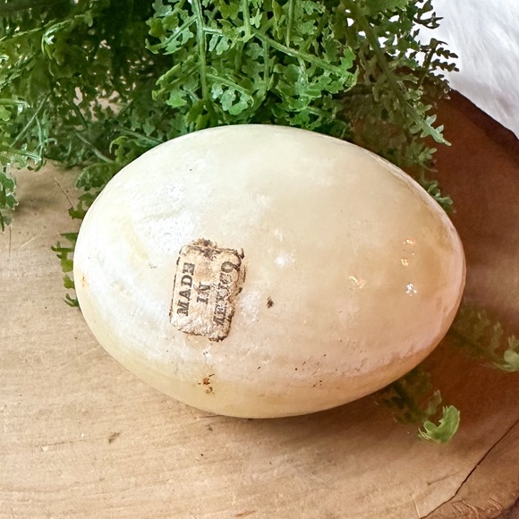 Banded Tan & White Carved Onyx Gemstone Crystal Egg Vintage - Picture 3 of 6